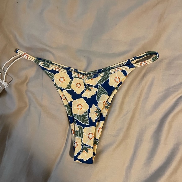 SOLD Benoa ilima set - Picture 4 of 6